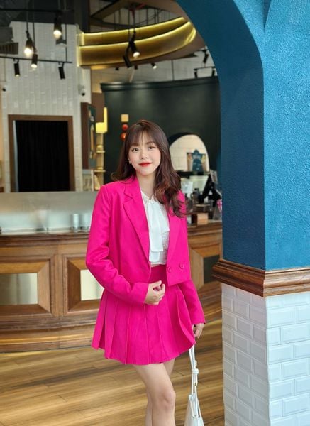 Blazer dáng croptop tạo cảm giác gọn người và dễ phối với quần cạp cao