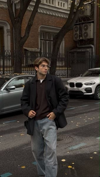 Blazer mỏng phối áo thun và jeans tối màu