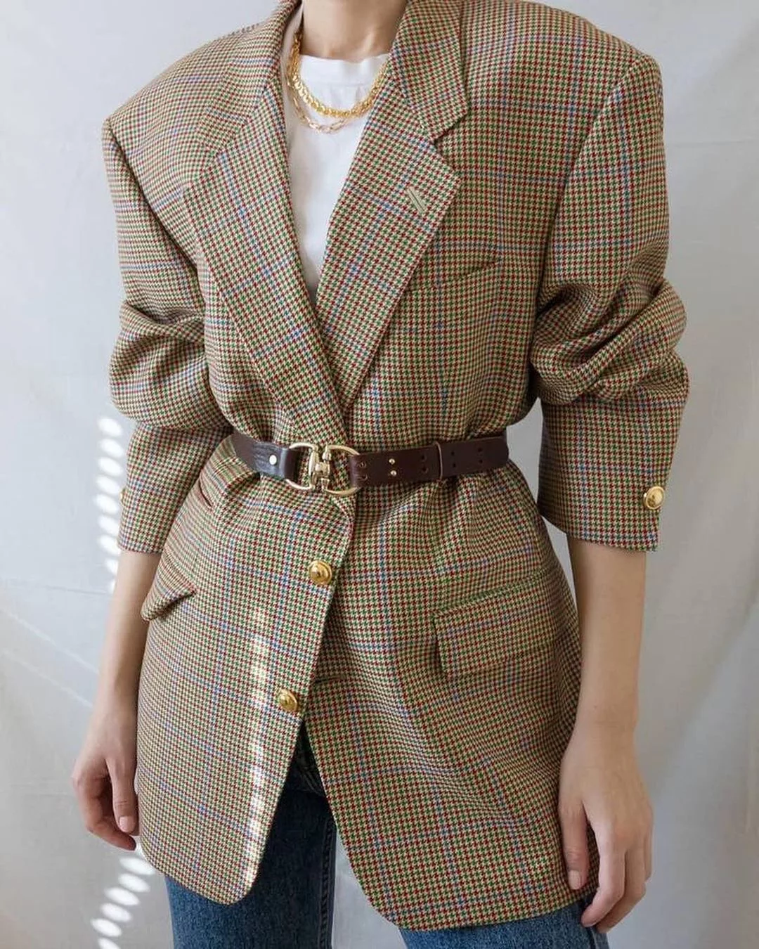 Áo blazer cách điệu cùng thắt lưng, tạo cảm giác như một chiếc đầm hiện đại