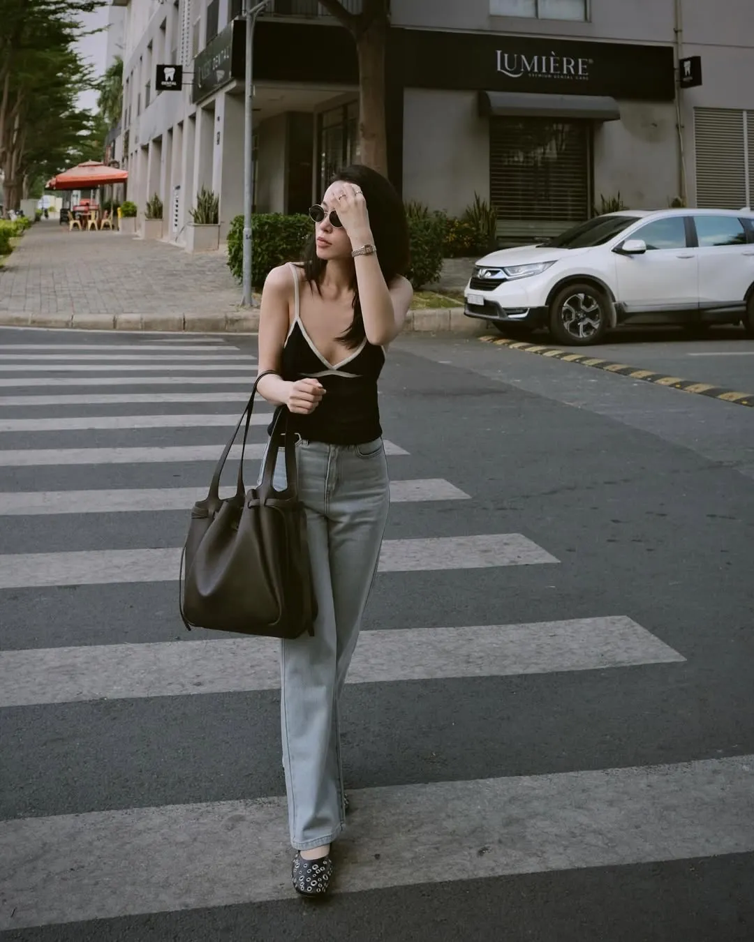 Áo thun quần jeans nữ tính đơn giản