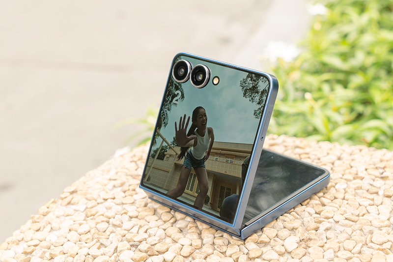 Chụp selfie bằng camera sau Galaxy Z Flip7 qua FlexWindow
