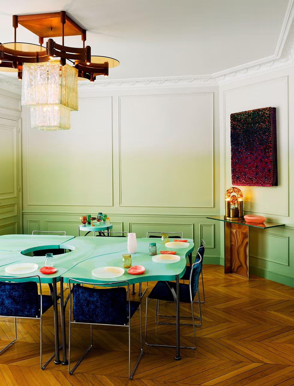 Bức tường chuyển sắc trong phòng ăn tạo chiều sâu thị giác ấn tượng