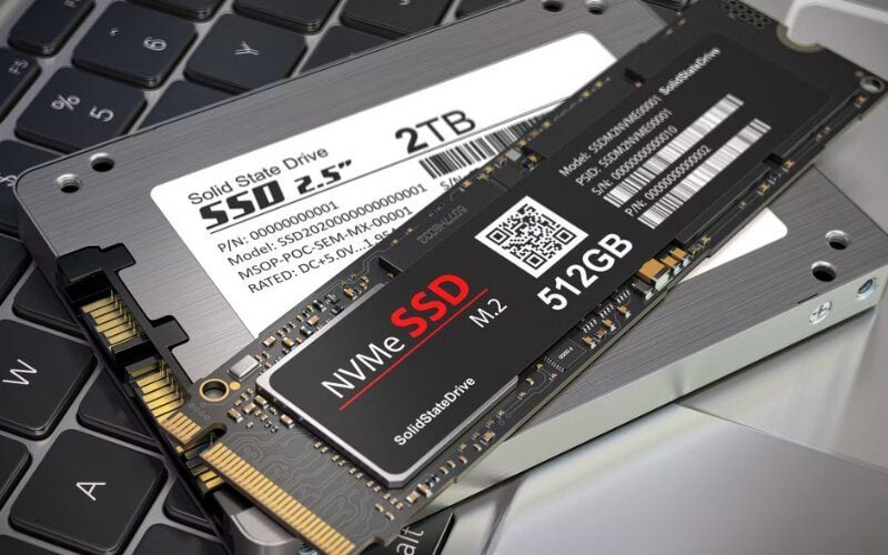 So sánh kích thước SSD SATA 2.5 inch và SSD NVMe dạng M.2