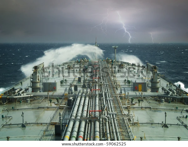 Hình ảnh tàu vận chuyển dầu khí đang hoạt động trên biển