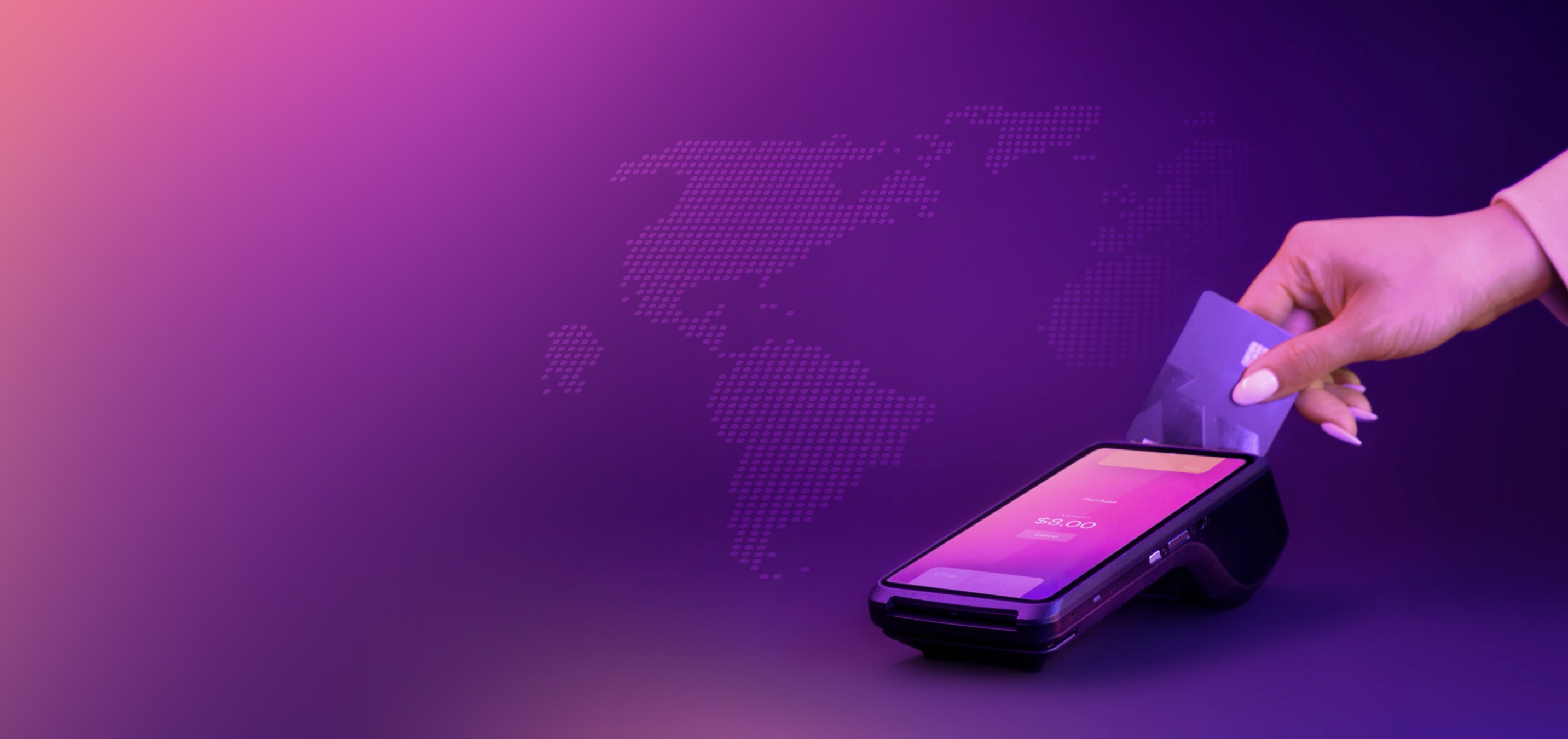 Người dùng thanh toán qua thẻ Visa/Mastercard trên thiết bị di động cho đơn hàng quốc tế