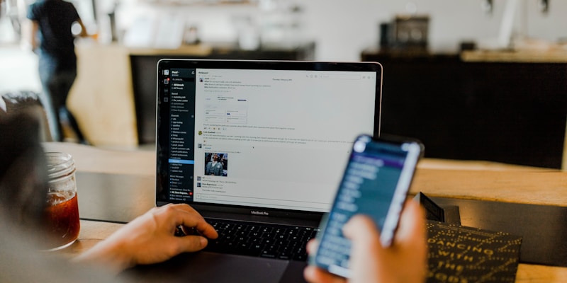 So sánh giao dịch ví và ngân hàng