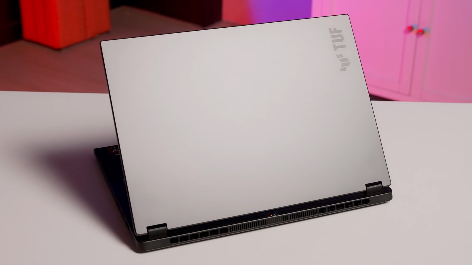 TUF Gaming A14 (2026) chỉ nặng 1.48kg nhưng vẫn đủ sức xử lý công việc nặng