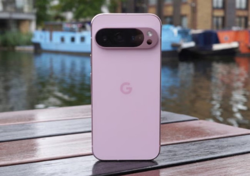 Pixel 9 Pro với cụm camera mô-đun dạng viên thuốc và khung nhôm chắc chắn