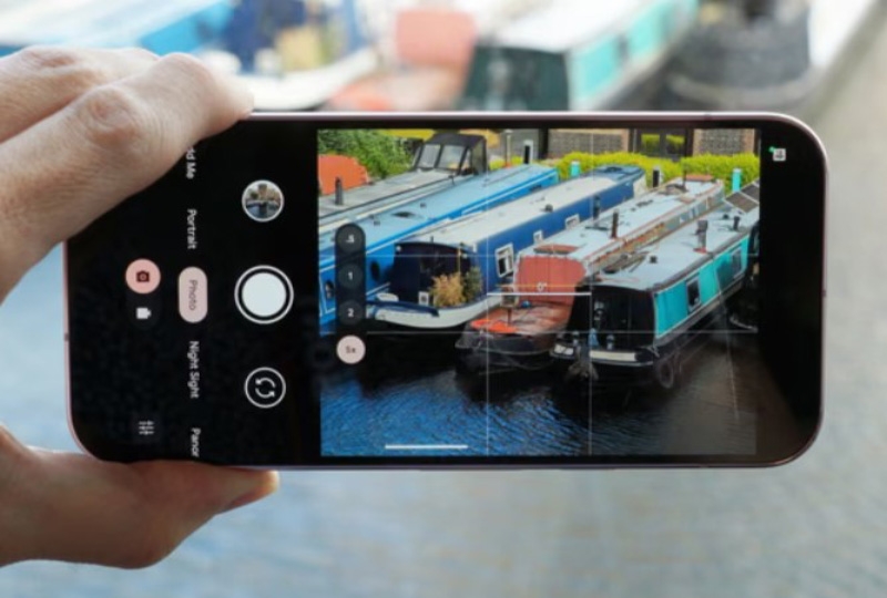 Cụm camera ba sensor Pixel 9 Pro với zoom quang học 5x, Super Res Zoom 30x