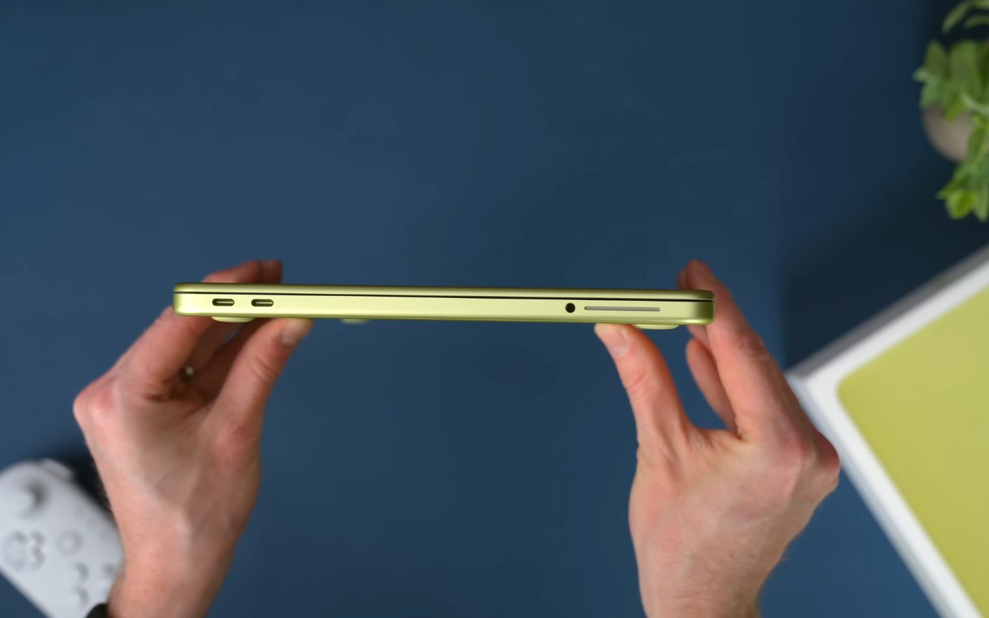 Cổng USB-C và kết nối trên MacBook Neo