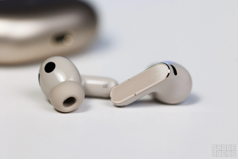Tai nghe đeo trên tai với thiết kế earbud nhỏ gọn