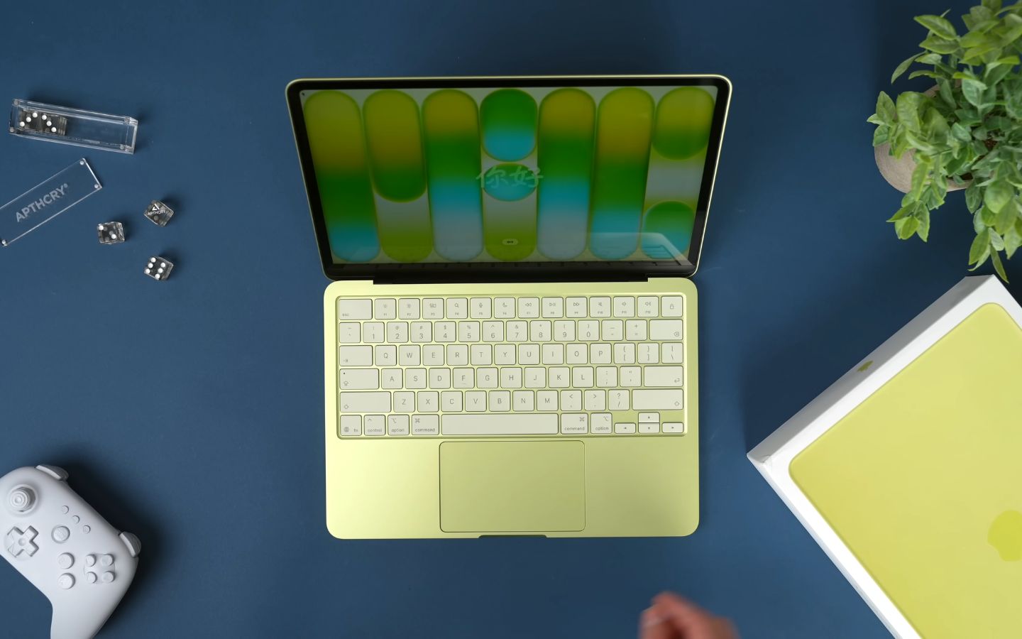 Bàn phím trắng, trackpad nhỏ, không có đèn nền ở phiên bản base