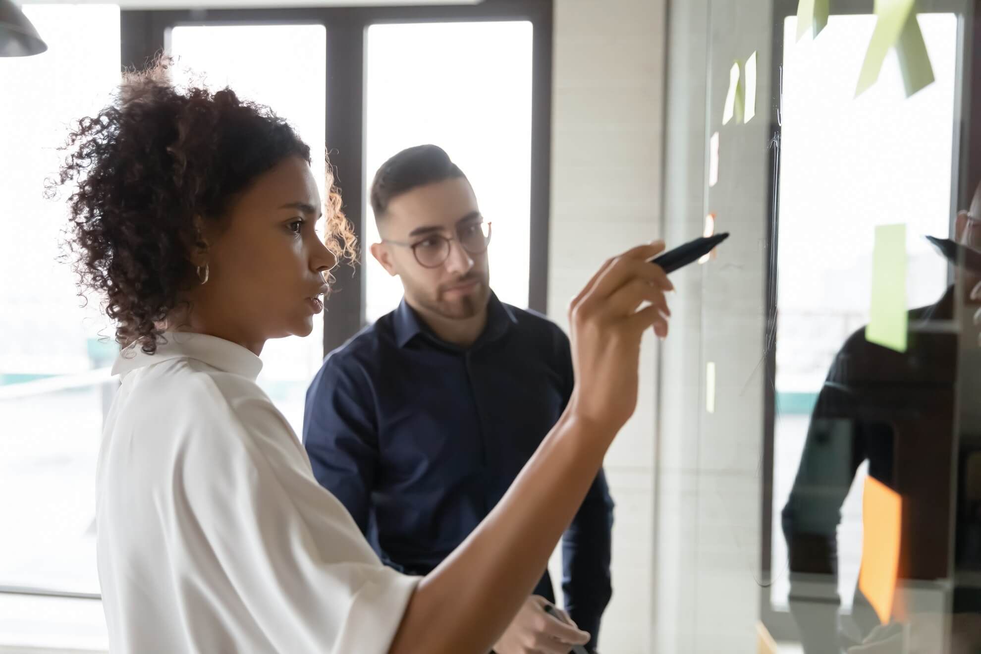 Một marketer đang xây dựng buyer personas chi tiết cho doanh nghiệp công nghệ dựa trên data khách hàng