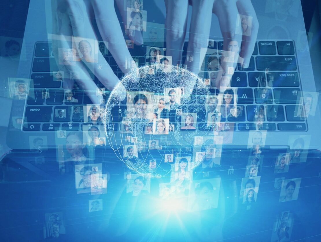Một team marketing công nghệ đang phân tích dữ liệu quảng cáo để tìm ra những điểm yếu trong chiến dịch