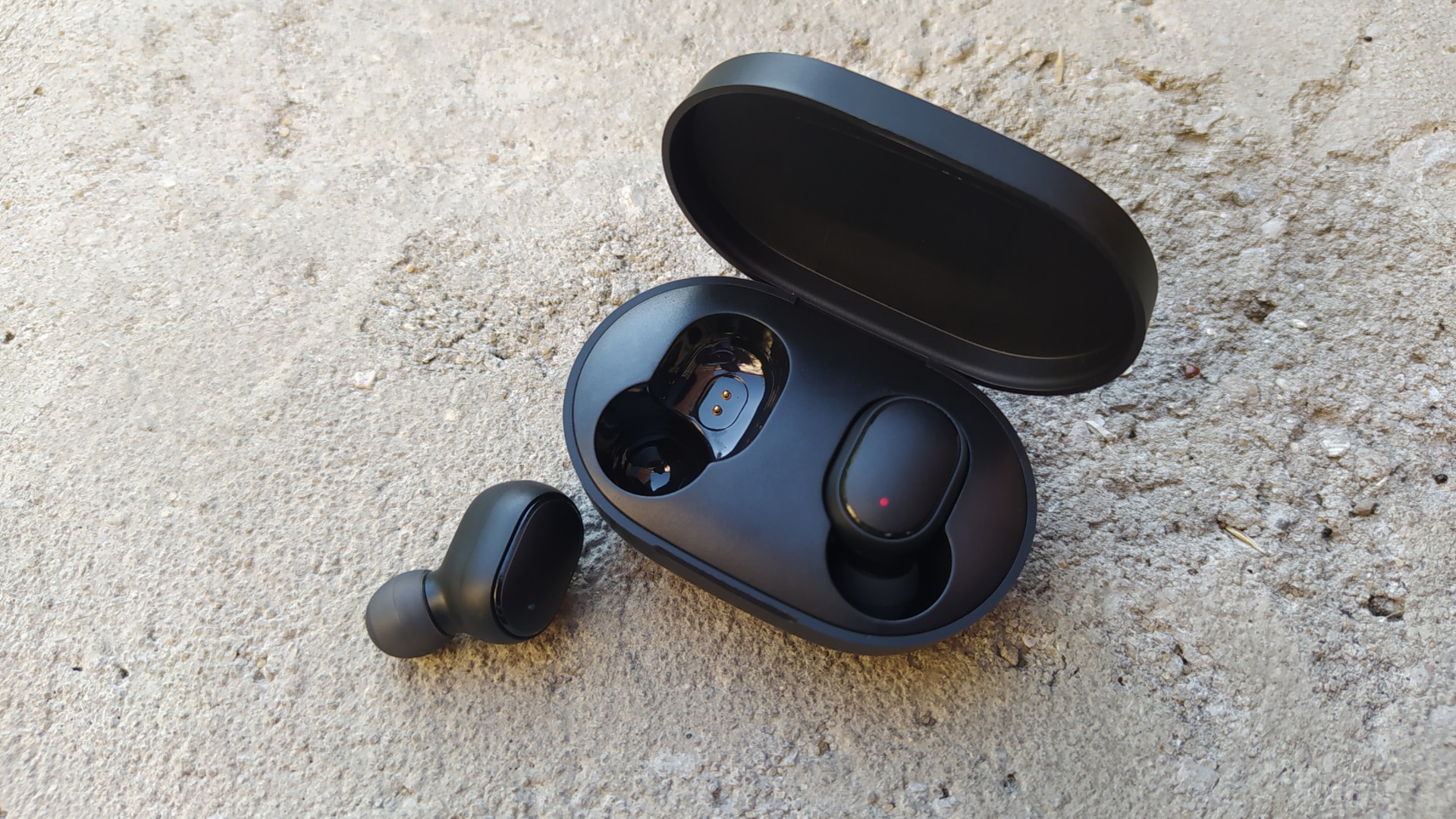 Tai nghe trong hộp sạc với màu Sand vàng nhạt