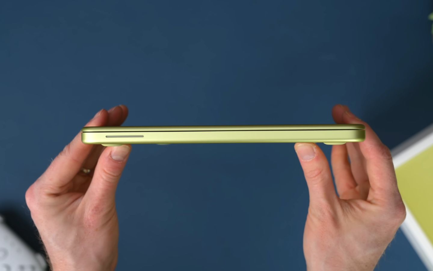 Loa của MacBook Neo được đặt hai bên thân máy, âm thanh nghe được nhưng hơi bí