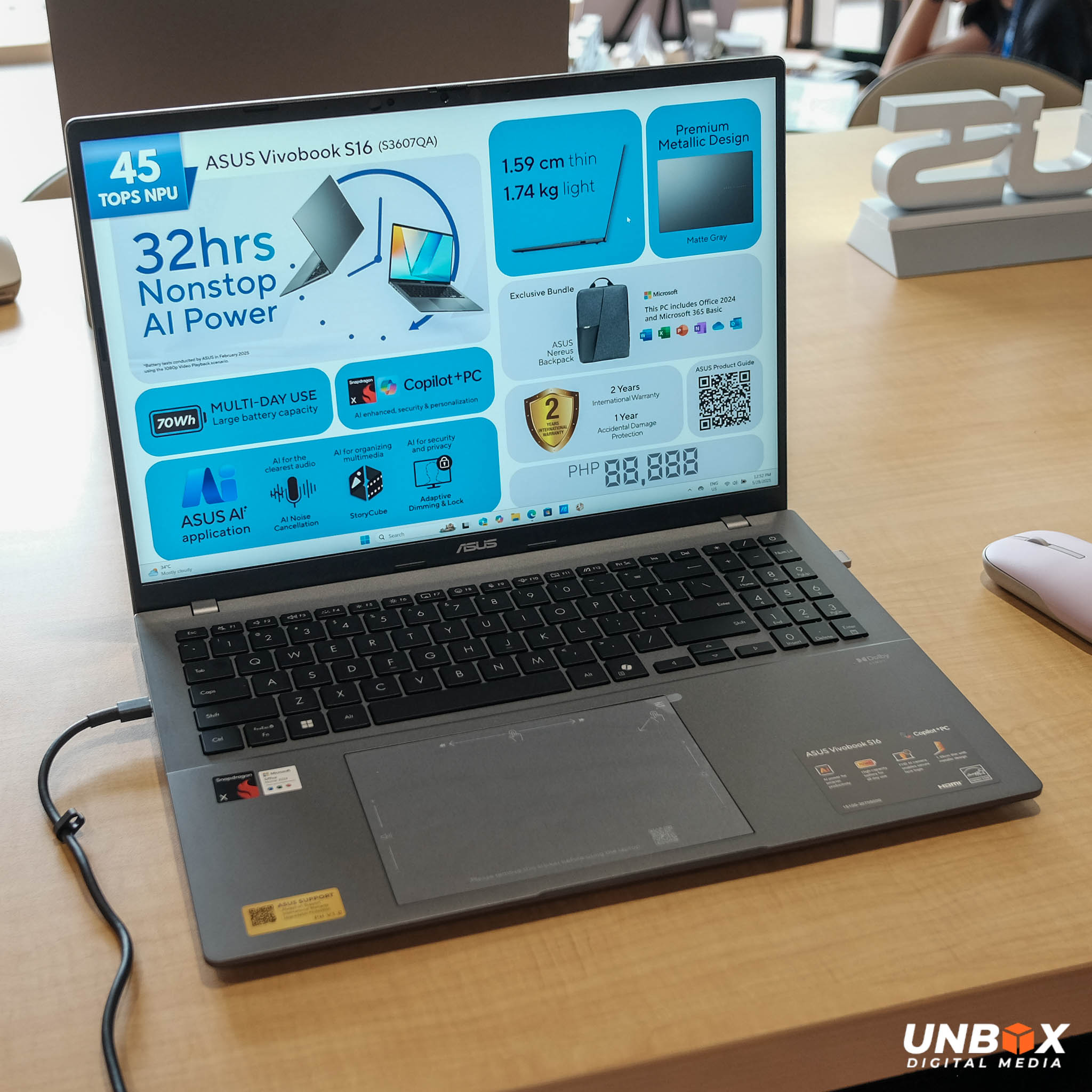 Người dùng chọn cấu hình laptop