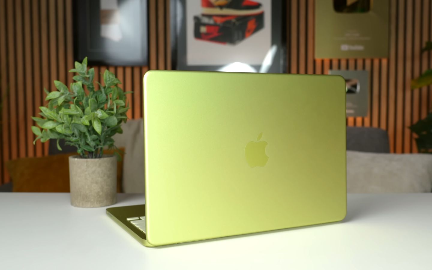 Logo Apple ở mặt sau được xử lý dạng mờ (matte), không bóng như trên MacBook Air hay MacBook Pro