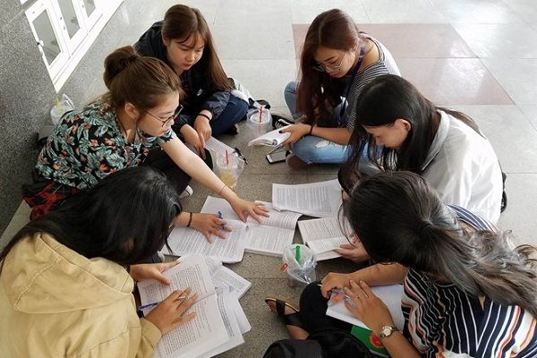 Học sinh cùng trao đổi để hình thành hiểu biết chung trong thảo luận nhóm