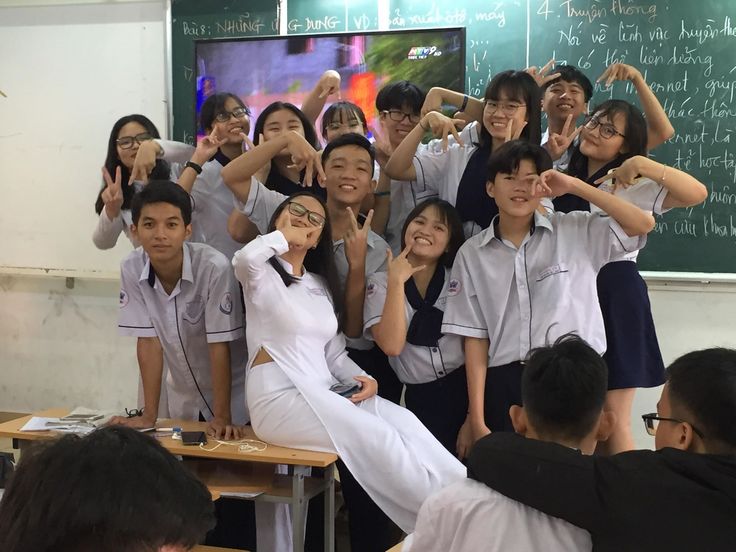 Giáo viên giao tiếp với học sinh