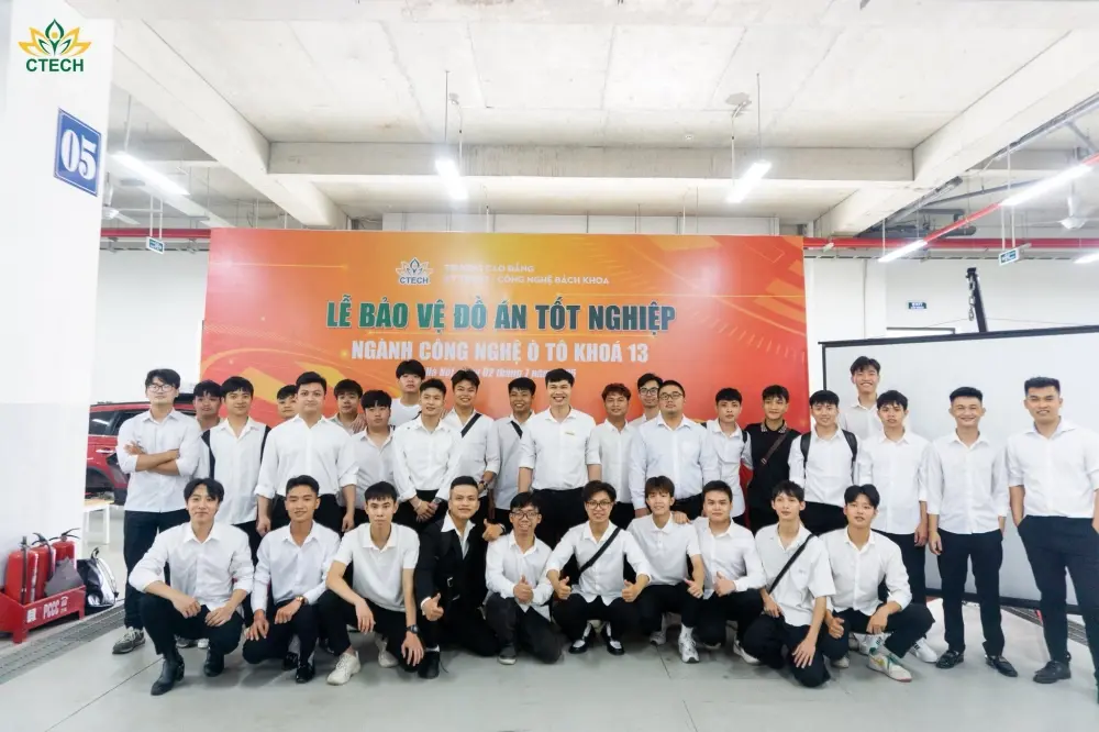 Sinh viên rèn thao tác và phối hợp trong học tập thực hành