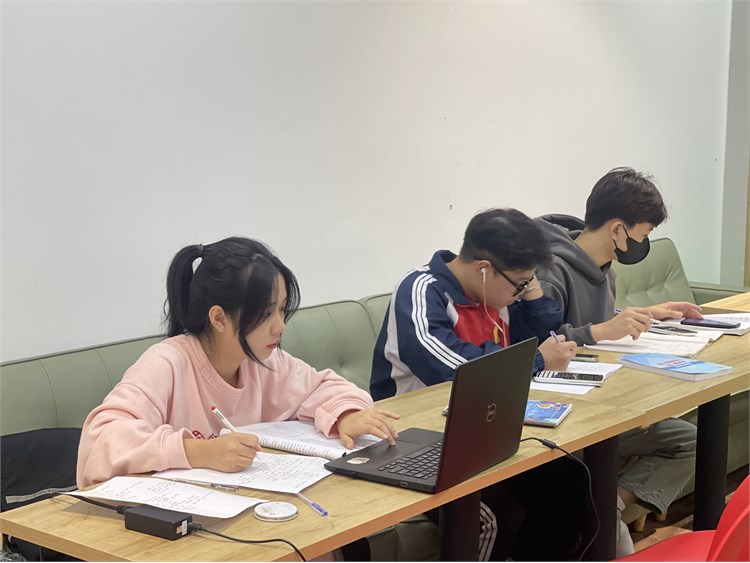 Sinh viên học trong thư viện