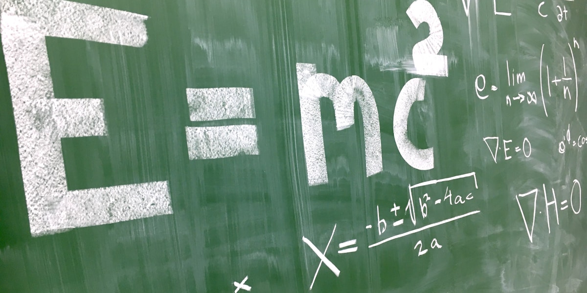 Học sinh làm thí nghiệm vật lý trong phòng lab
