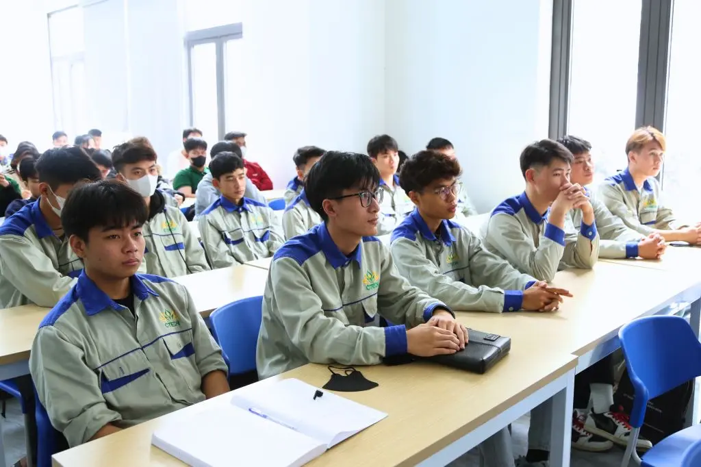 Sinh viên khám phá công nghệ mới cùng chuyên gia quốc tế