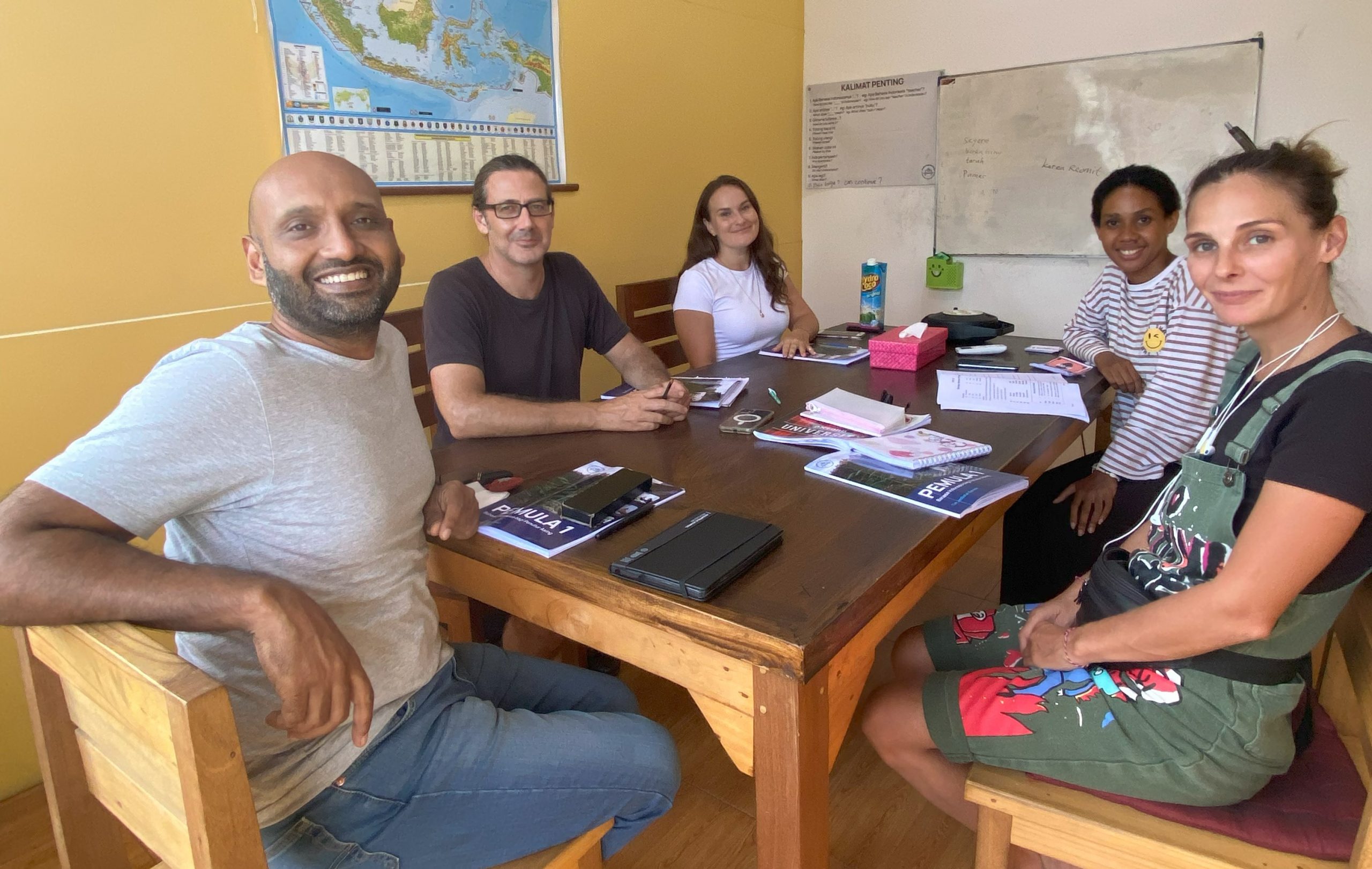 Nhóm người đang nói chuyện bằng tiếng Anh