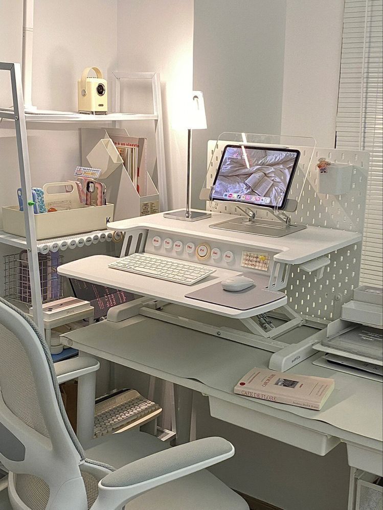 Không gian học tiếng Anh yên tĩnh với bàn học sạch sẽ, đầy đủ dụng cụ học tập