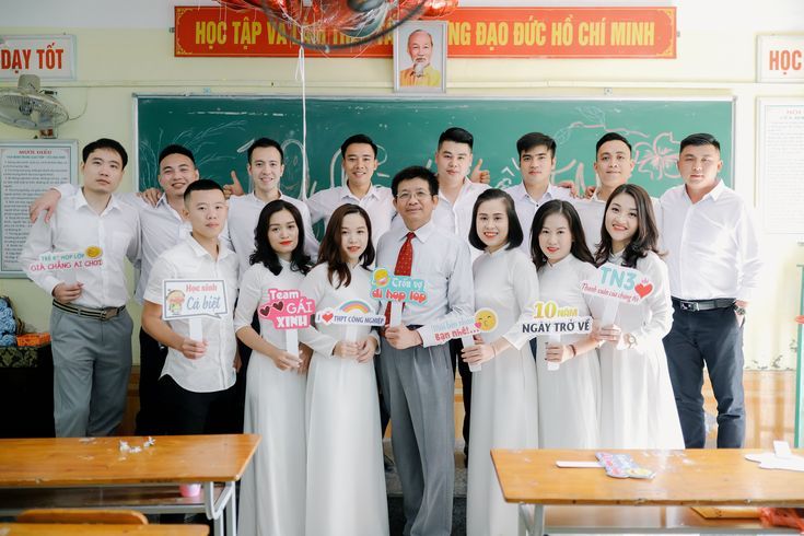 Giáo viên làm việc nhóm
