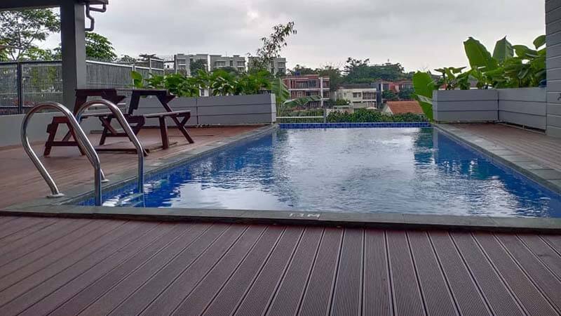 Decking gỗ ngoài trời lát cạnh hồ bơi