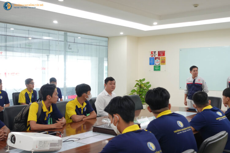 Sinh viên thực tập trong văn phòng hiện đại