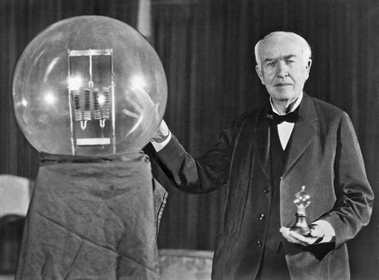 Thomas Edison cùng chiếc bóng đèn sợi đốt mang tính cách mạng cho cuộc sống hiện đại