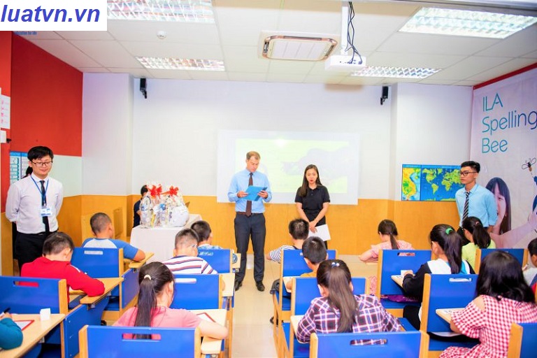 Học viên trao đổi trên lớp