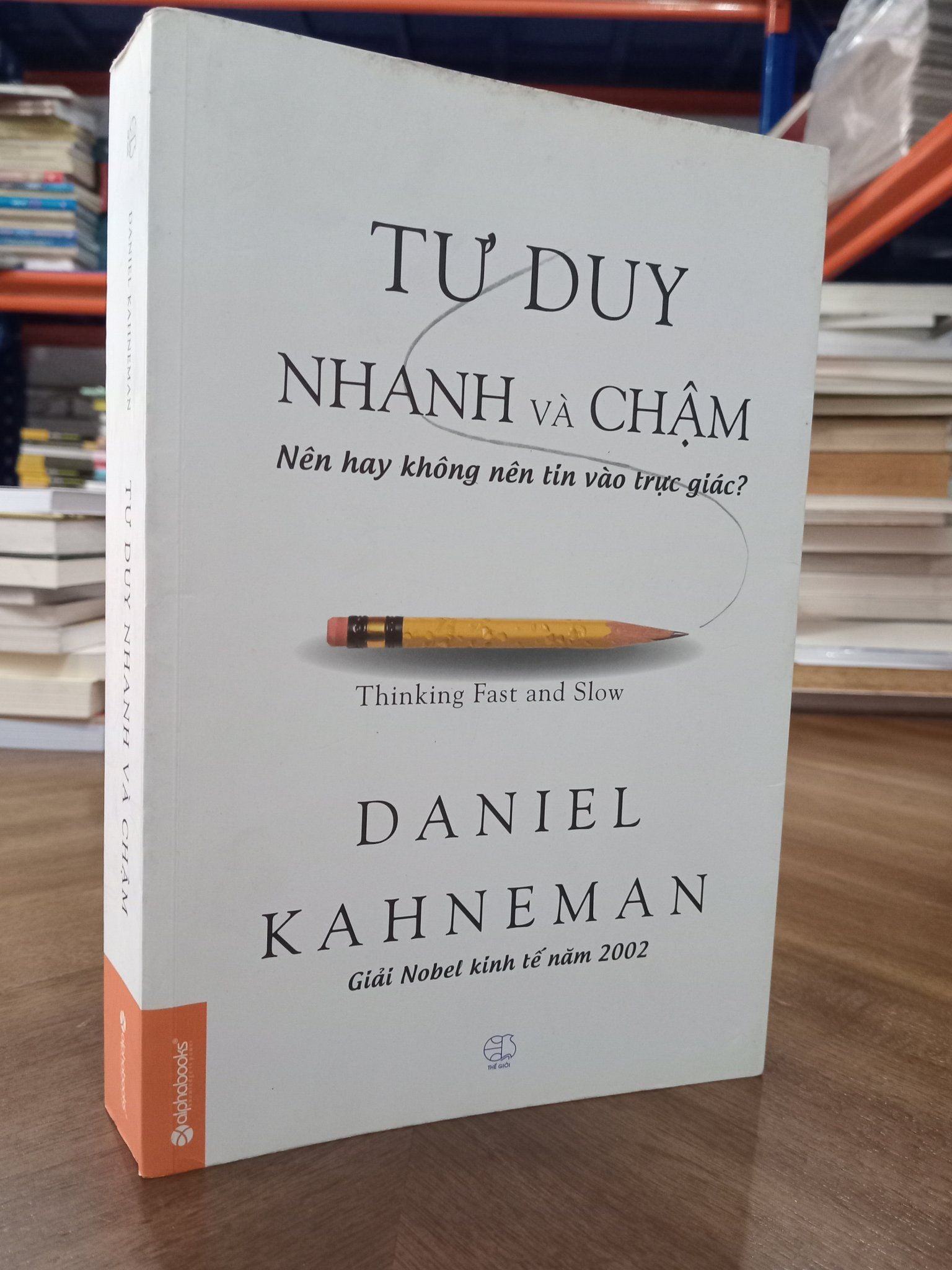 Bìa sách Nghĩ nhanh và chậm của Daniel Kahneman