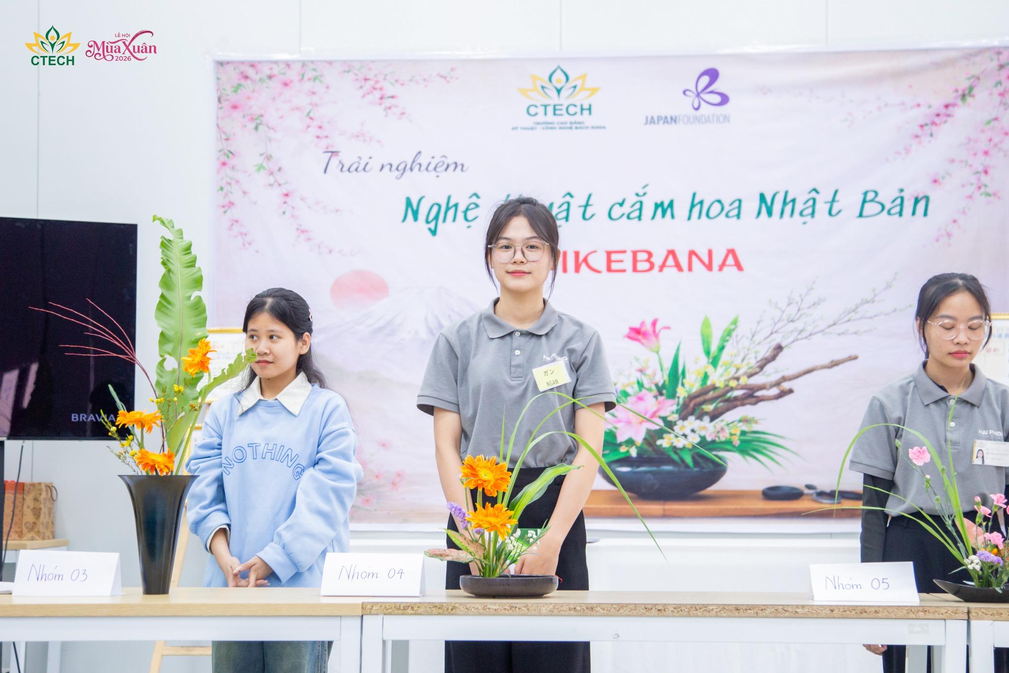Tác phẩm sử dụng cành khô tạo không gian âm ấn tượng
