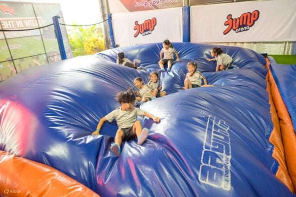 Học sinh tham gia hoạt động ngoại khóa tại Jump Arena
