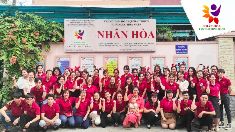 Trẻ rụt rè khi phát biểu