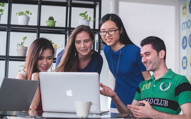 Giáo viên chấm điểm và nhận xét Speaking cho học viên