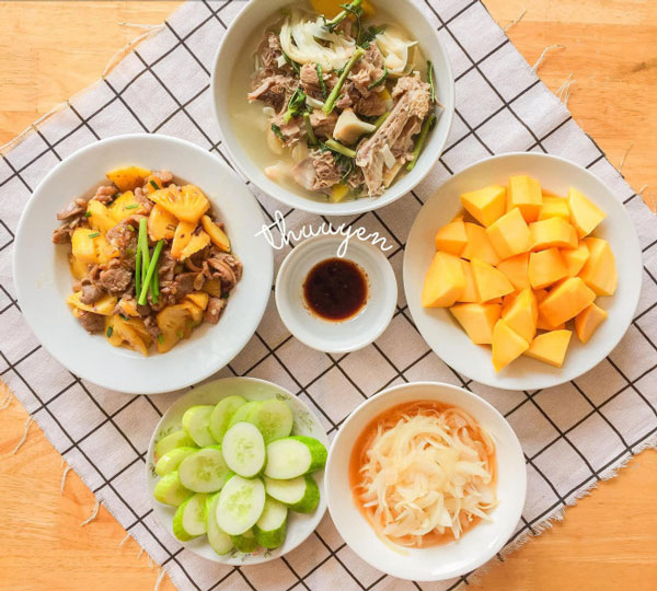 Mâm cơm thanh mát với canh măng nấu vịt và dưa chuột chua ngọt