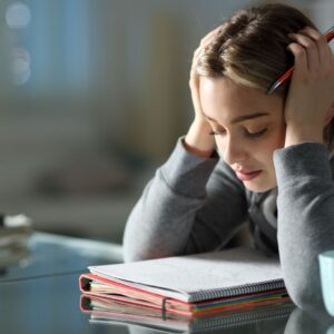 Người học tiếng Anh ghi chép