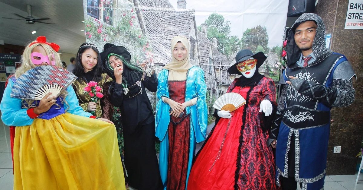 Góc học tập tiếng Anh ở nhà với tài liệu đầy đủ