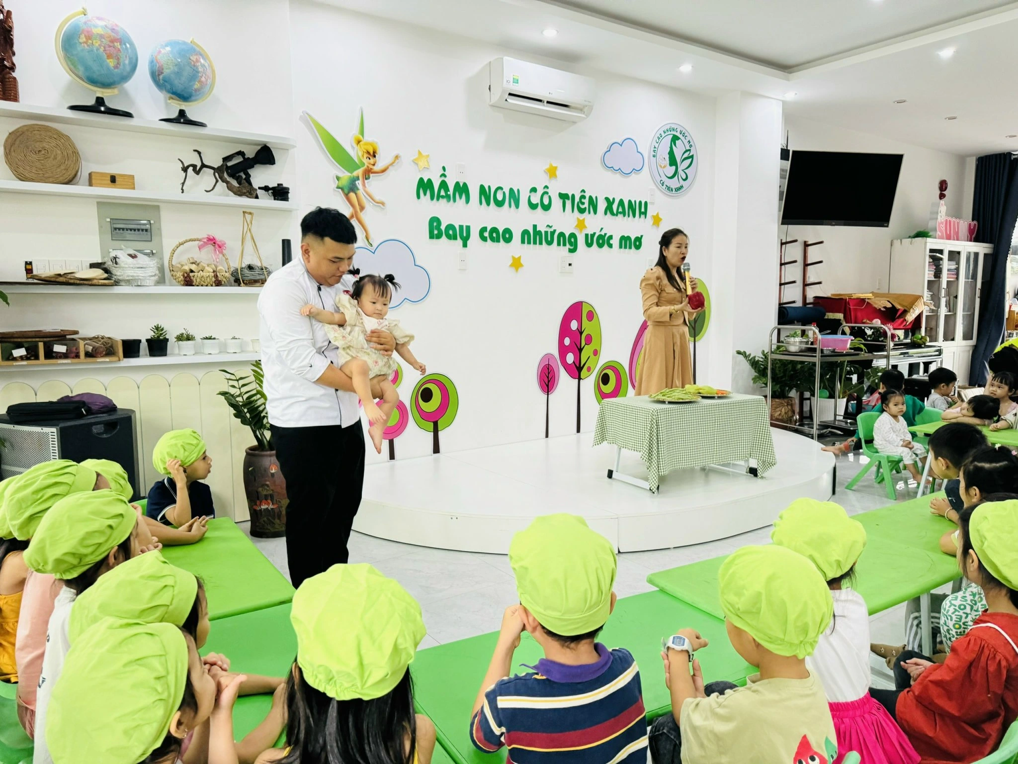 Trẻ mầm non nghe nói tiếng Anh