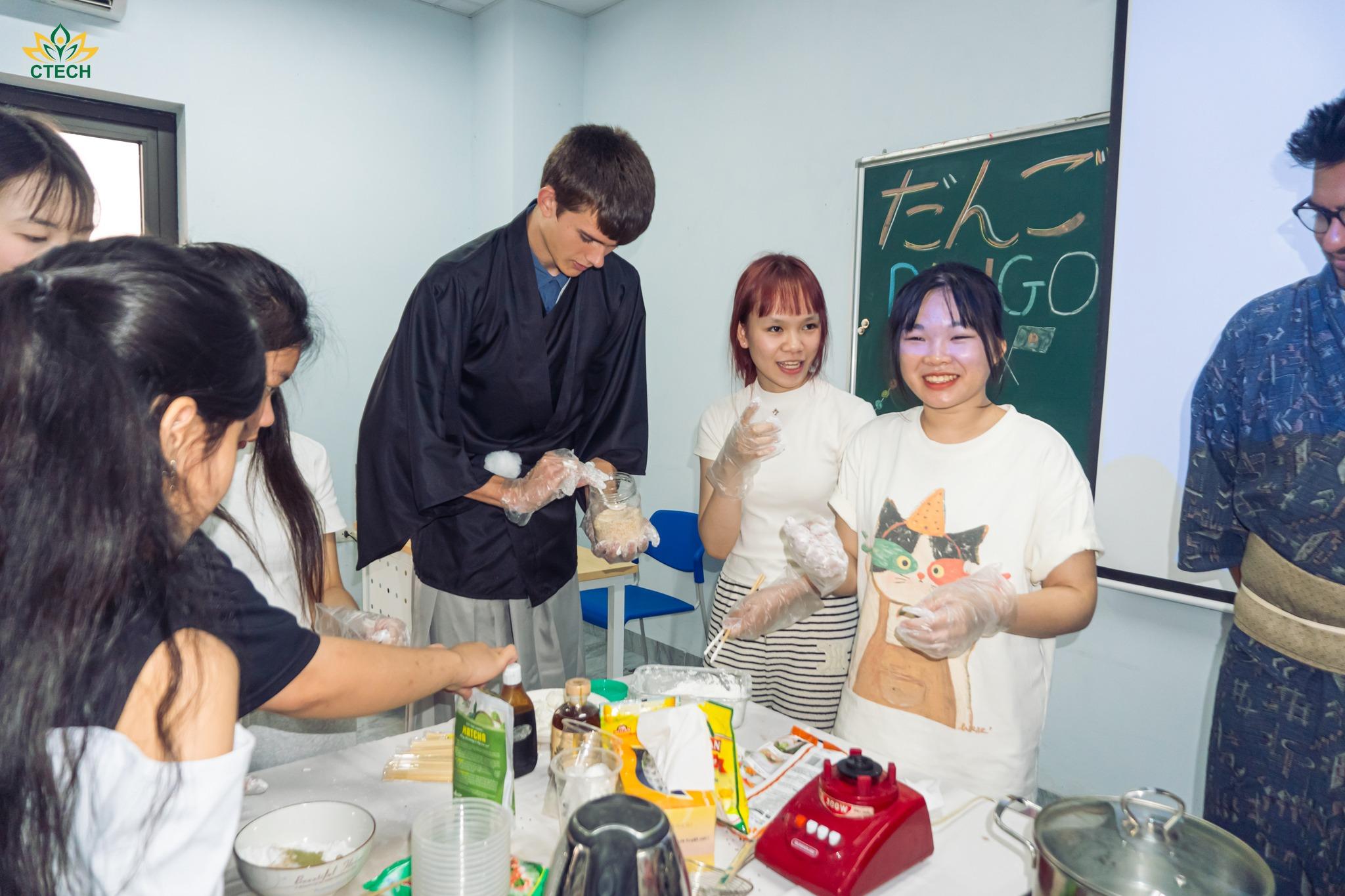 Sinh viên tỉ mỉ nặn từng viên bánh Dango tròn trịa