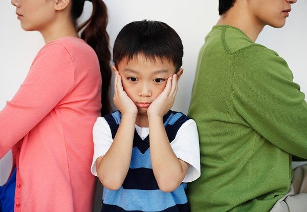 Cha mẹ tương tác với trẻ