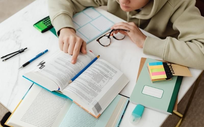 Sinh viên học tập chênh lệch điều kiện