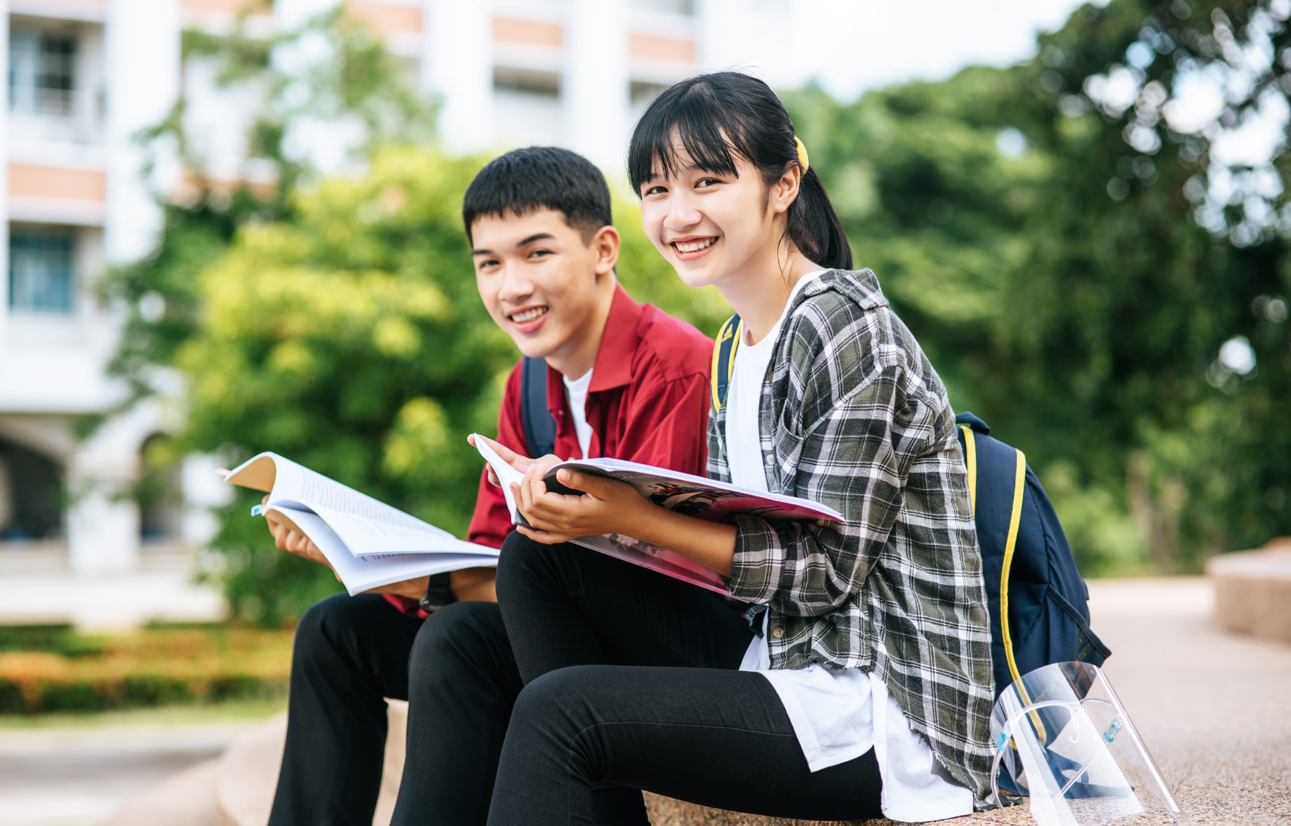 Nam sinh cầm sách thư viện