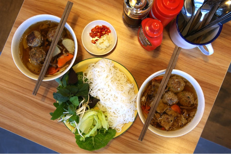 Khay bún chả đậm đà hương vị truyền thống