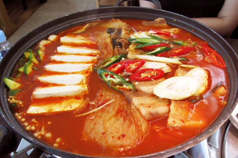 Nồi lẩu dê Tứ Xuyên Sừng Quăn với nước dùng đậm đà
